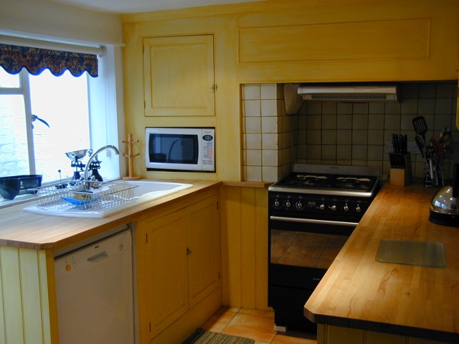 The well-equipped kitchen in Ye Old House